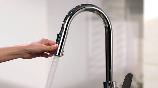 Hansgrohe Focus Tek kollu eviye bataryası 240, çekilebilir el duşu ile