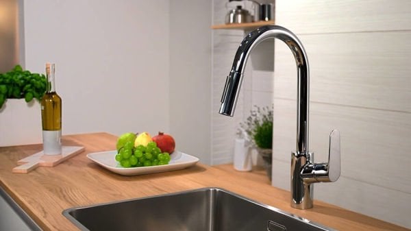 Hansgrohe Focus Tek kollu eviye bataryası 240, çekilebilir el duşu ile